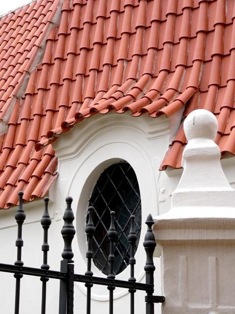 Detail střechy nad oknem špitálu Nejsvětější Trojice v Českých Budějovicích