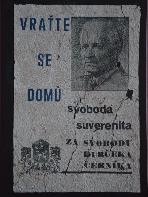 Leták nalezený ve fasádě domu