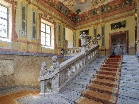 Návštěvníky zámku Manětín ohromí nedávno zrestaurovaný prostor schodiště ve vstupní hale.