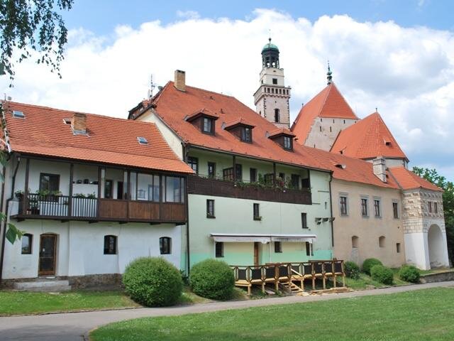 Prachatice – pohled z parkánu, v pozadí kostel sv. Jakuba