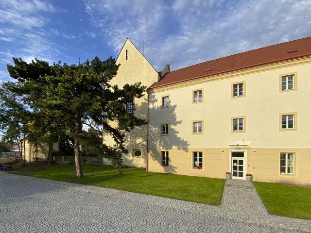 Obnovená fasáda někdejšího mělnického kláštera