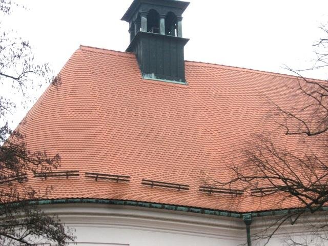Napojení střechy hlavní lodi a presbytáře