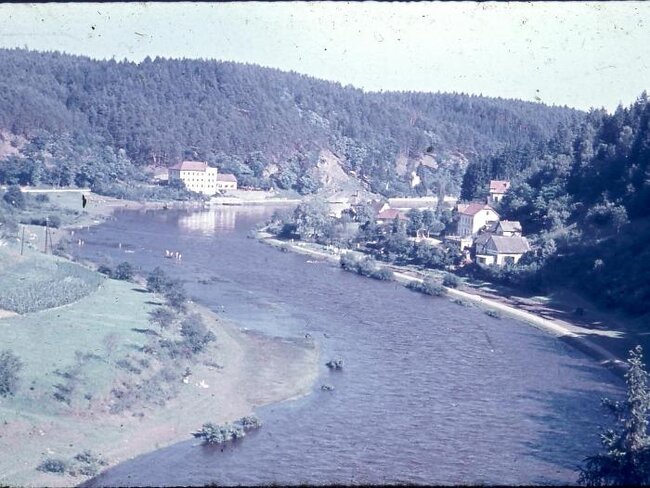 Řeka Vltava v hlubokém údolí u osady a letoviska Červená nad Vltavou