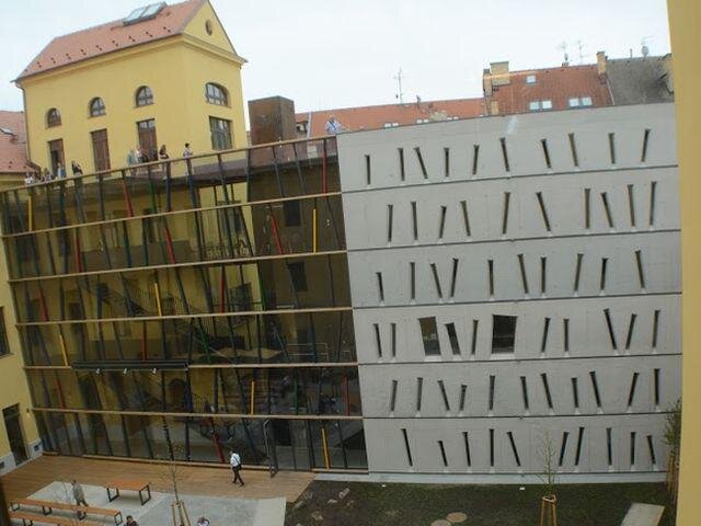 Novými stavebními prvky jsou spojovací prosklený ochoz se schodištěm a betonový depozitář se skladem knih.