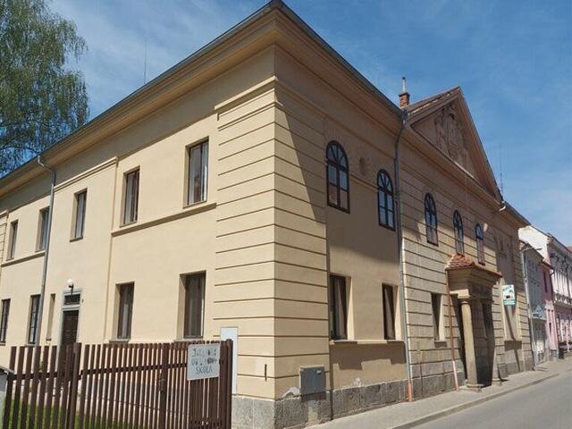 Stavba vznikla v empírovém stylu.