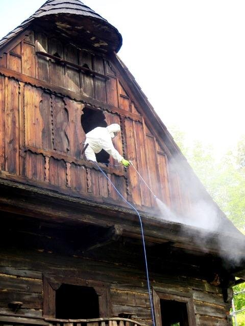 Na závěr byla celá radnice ošetřena insekticidním postřikem.