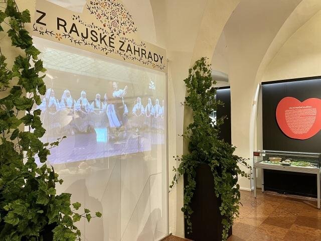 Součástí výstavy je projekce záznamu pořadu od Anny Hrčkové. 