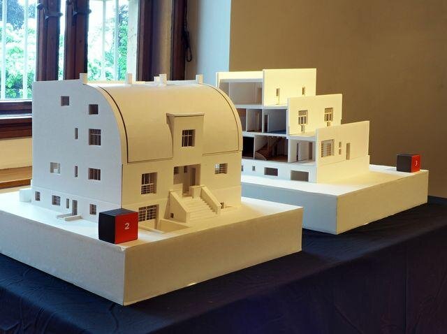 V expozici je k vidění celkem 13 realizovaných i neuskutečněných staveb dle návrhů architekta Adolfa Loose.