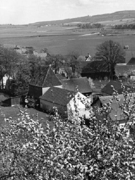 Pomezná, celkový pohled na areál usedlosti čp. 1 s věží od severozápadu. Nesignováno, před rokem 1945