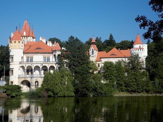 Pálená střešní krytina byla použita například při obnově zámku v Žinkovech.