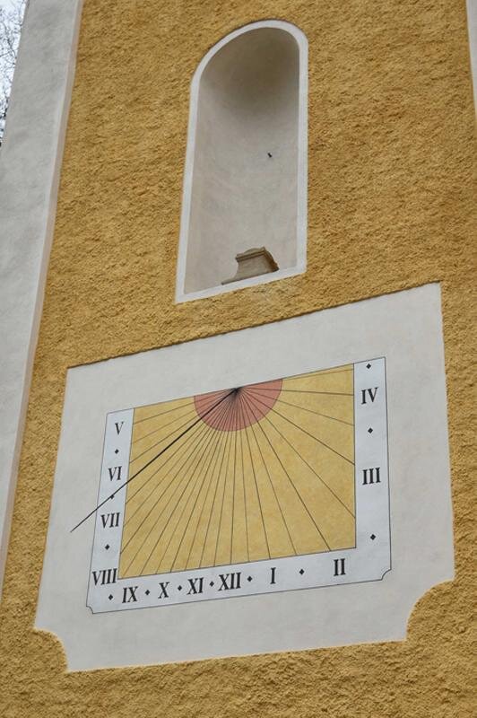 Obnovené sluneční hodiny ve Vernéřovicích