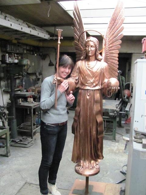 Socha archanděla Gabriela v ateliéru před zlacením s iniciátorkou projektu Monicou Bubna-Litic