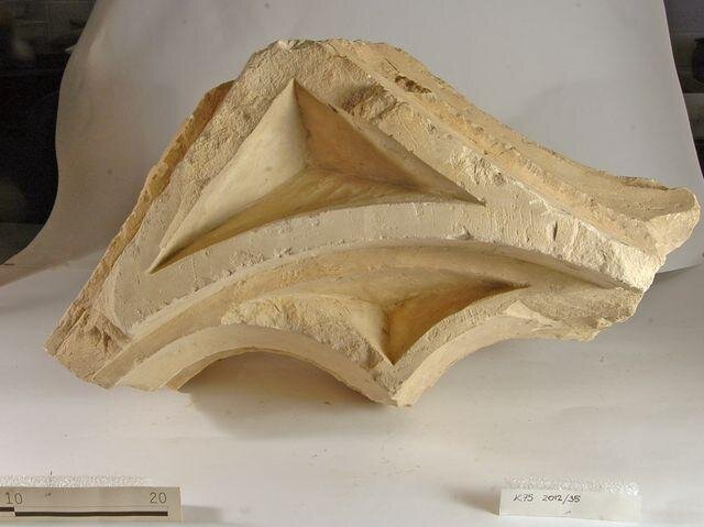 Vrcholně gotický architektonický článek, nalezený při archeologickém výzkumu, pocházející z okenní kružby dominikánského kláštera sv. Klimenta