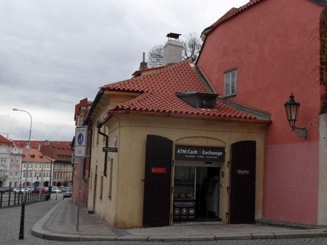 Jednopatrový objekt býval mýtnicí postavenou po roce 1669 a funkčně vázaný na vznik brány ve středověkém opevnění.
