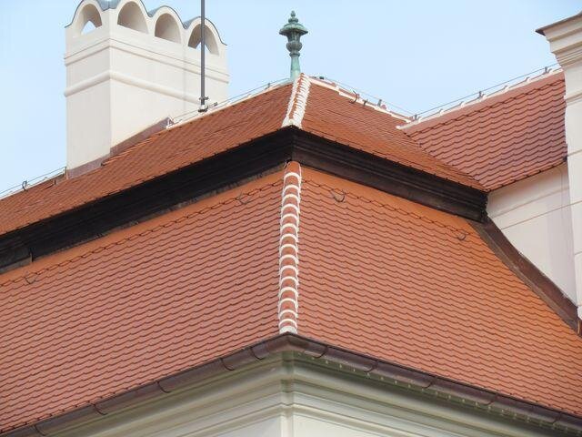 Detail nároží střechy s hřebenáči