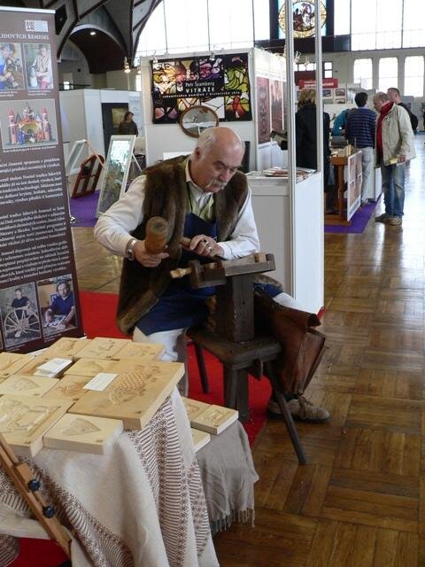 Umělečtí řemeslníci zpestřovali jednotlivé expozice praktickými ukázkami.