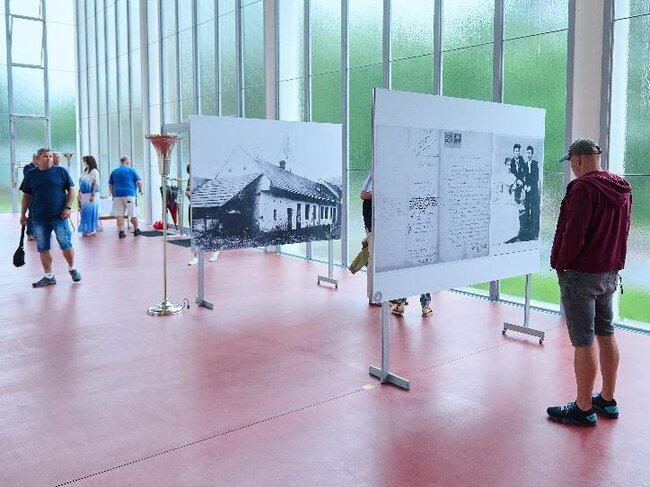 Výstava představuje nejen historické snímky Zlína, ale i několik rodinných fotografií ze života Tomáše Bati.