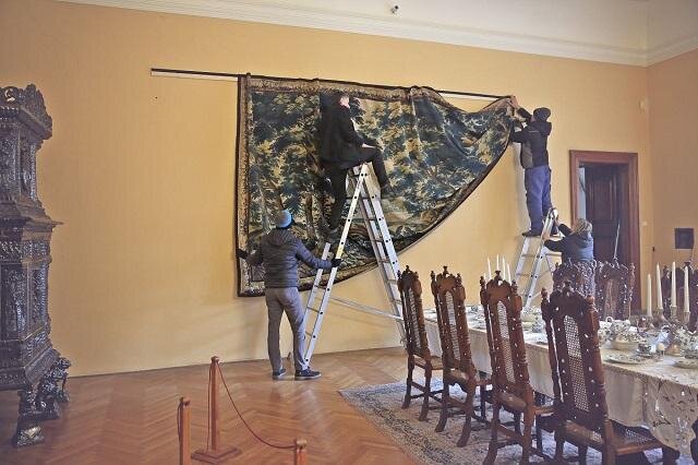 Instalace tapiserie na hradě Šternberku