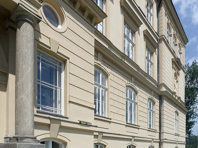 Kompletní rekonstrukce budovy trvala přes 10 let a zahrnovala provedení střechy, veškerých rozvodů sítí nebo výměnu plynových kotlů. 