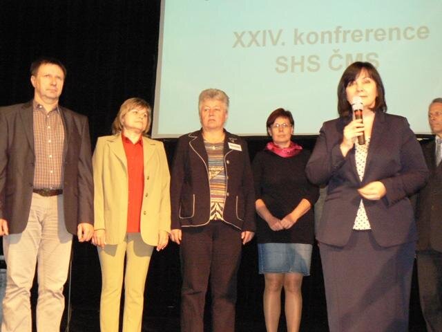 Zástupci krajských vítězů Památky roku 2013 čekají na předání ocenění z rukou Naděždy Goryczkové, generální ředitelky Národního památkového ústavu (vpravo). 