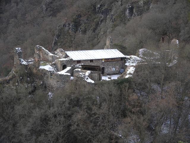 Zřícenina leží na skalnatém ostrohu.