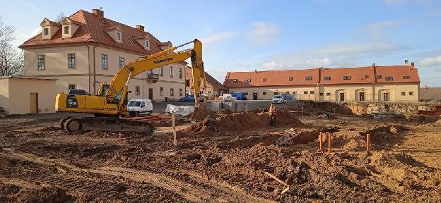 Pohled na dvůr se stavbou kvadratury v roce 2021