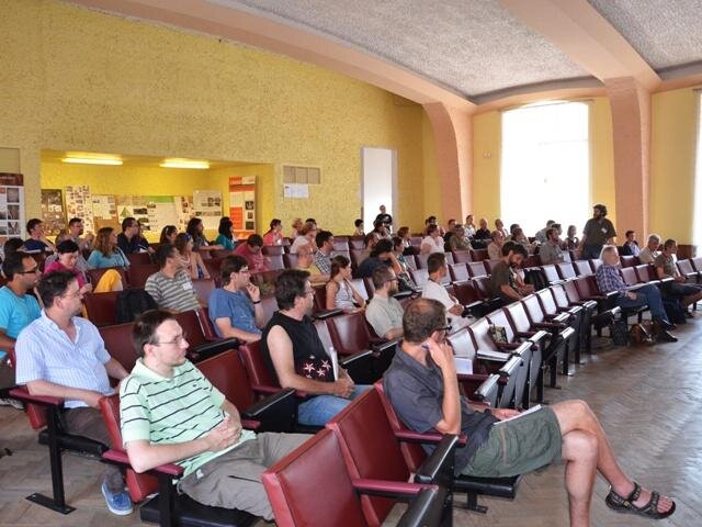 Zaplněný sál s účastníky konference.