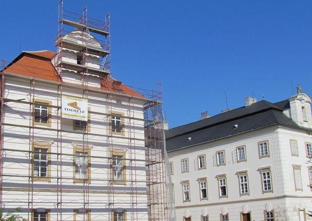 Na snímku je vidět rozdíl mezi břidlicovou střechou a již položenými bobrovkami, které vrátily zámku původní vzhled.
