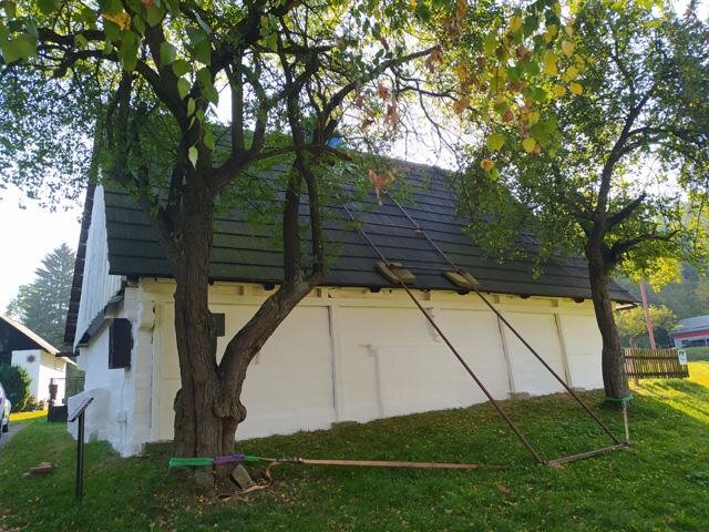 Stěna po aplikaci vápenného nátěru
