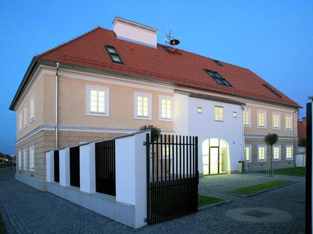 Pohled z ulice do radničního dvora