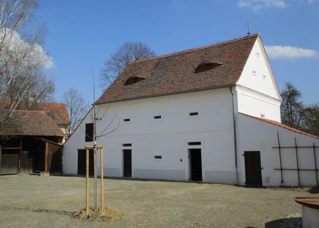 V obnovené sýpce nalezneme zemědělské stroje a nářadí.