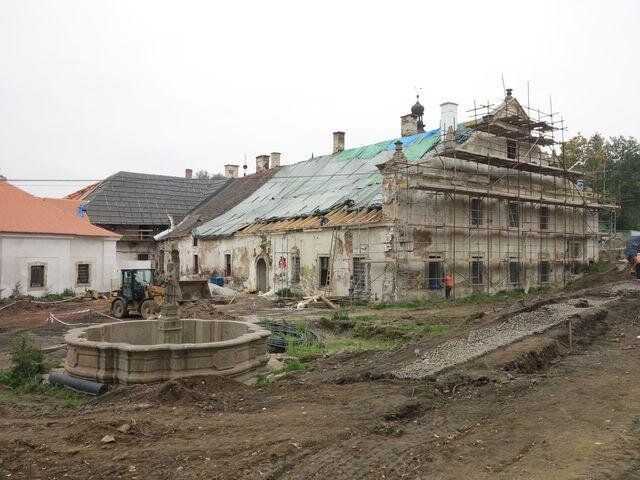 Správní budova hospodářského dvora v průběhu památkové obnovy v roce 2014