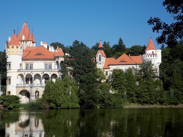 Romantický zámek Žinkovy chrání rovněž bobrovky Tondach.