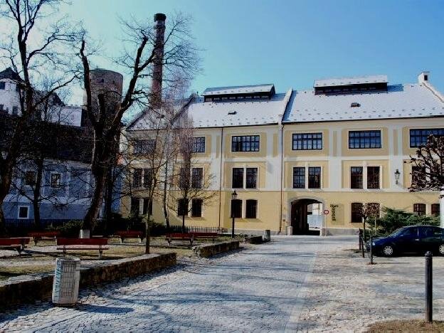 Expozice Domu Gobelínů seznamuje s historií tkalcovství Jindřichohradecka včetně možnosti zhlédnout tradiční ruční práce tkadlen.