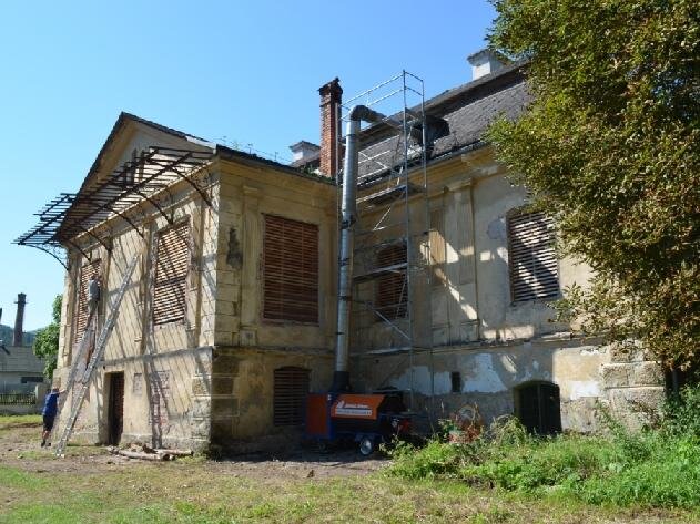 Rozvod potrubí do kaštieľa z druhé strany stavby