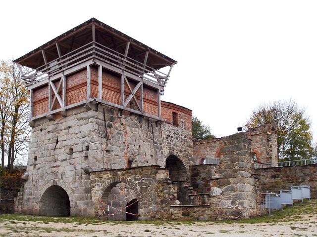 Zastřešení představuje tesařskou trámovou konstrukci uloženou na koruně stavby a podpíranou po jejím obvodu na kamenných krakorcích. 