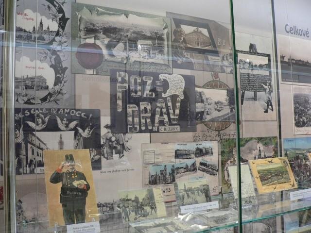 Fotografie barevné i černobílé s různými náměty jsou rozděleny do 14 skupin.
