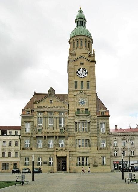 Ve věži, ze které se nabízí výhled na Prostějov a široké okolí, nalezneme expozici z historie a současnosti radnice, unikátní hodinový stroj s orlojem, jeden ze čtyř v České republice.