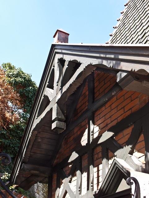 Detail obnoveného štítu