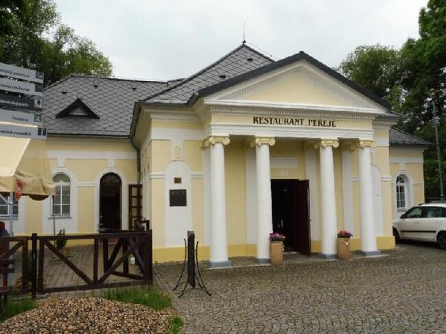Budova restaurace Peřeje byla postavena v roce 1878 jako sídlo tehdejší střelnice ostrostřeleckého spolku.