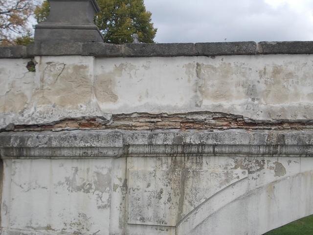 Detail porušeného pláště před obnovou