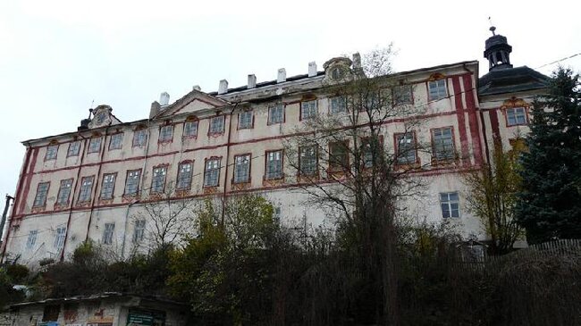 Stav hlavní fasády před obnovou
