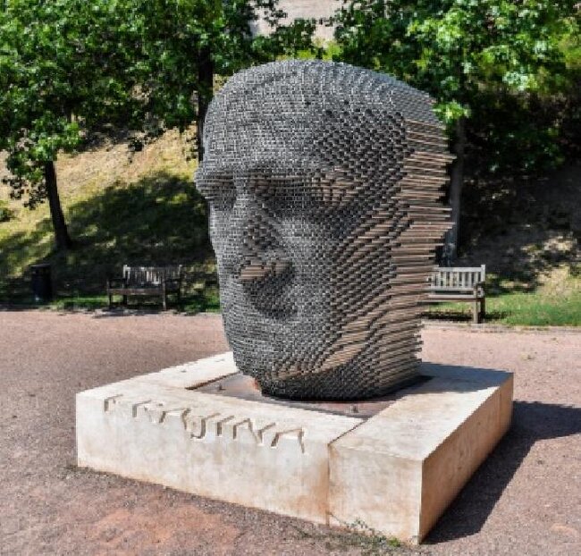 Stylizovaný portrét básníka Jana Skácela v parku pod hradem Špilberk je ze svařených ocelových nerezových trubek. Jeho tvář „digitalizuje“ do monumentální formy. 