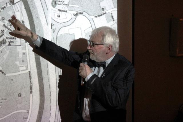 Profesor Švácha představil všech sedm nominovaných staveb i vítězná díla předchozích osmi ročníků.