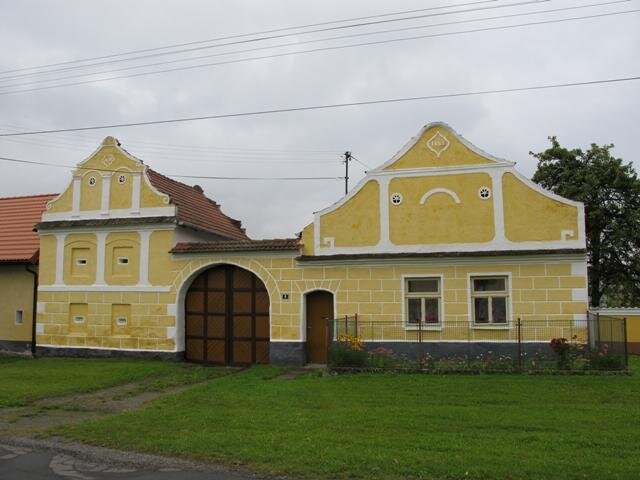 Komárov – zděná usedlost z oblasti Soběslavsko-veselských blat s charakteristickým dvouštítovým uspořádáním tvořeným přízemním domem a patrovou sýpkou.