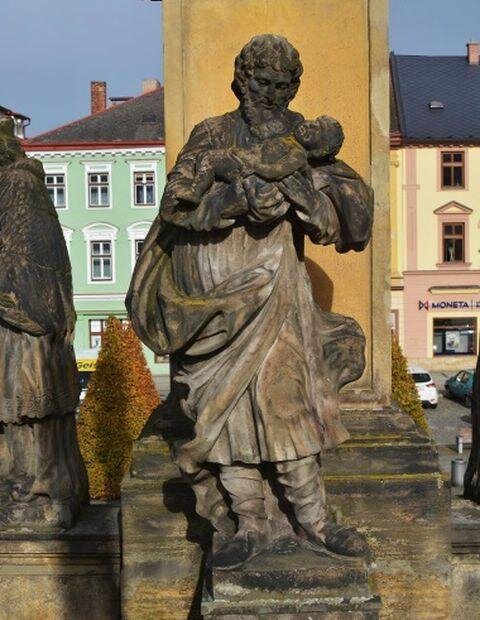 Socha sv. Josefa, která je součástí morového sloupu, před restaurováním.