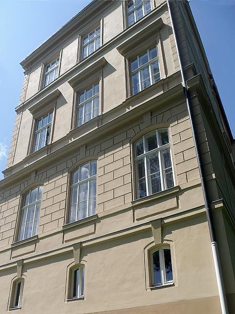 Postupně došlo dále k výměně všech dřevěných špaletových oken a některých dveří vyrobených jako repliky původních výplní.