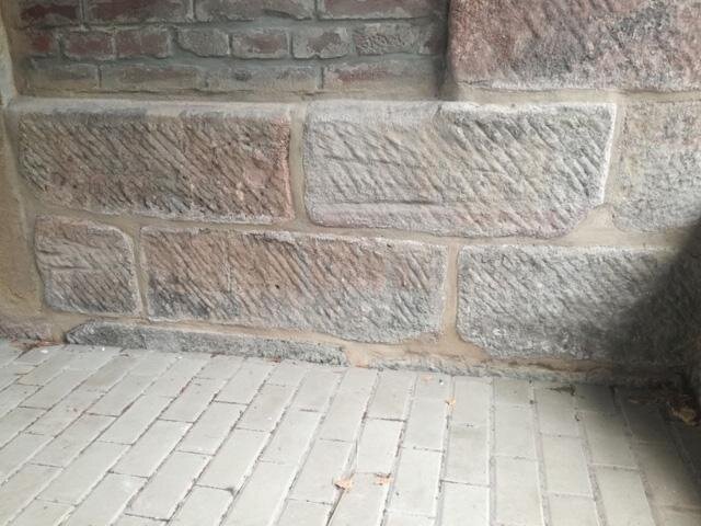 Detail pískovcového soklu