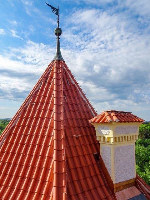 Detail střechy věže s komínem