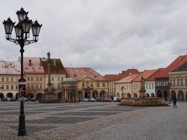 Město Jičín opravilo i povrch Valdštejnova náměstí a komunikací.